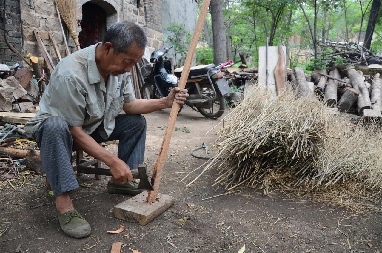 河南農村老人手工做掃帚，一把賣28塊錢，一年能做一千多把