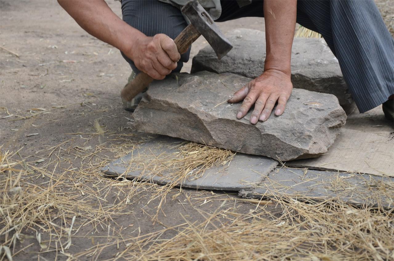 河南農村老人手工做掃帚，一把賣28塊錢，一年能做一千多把