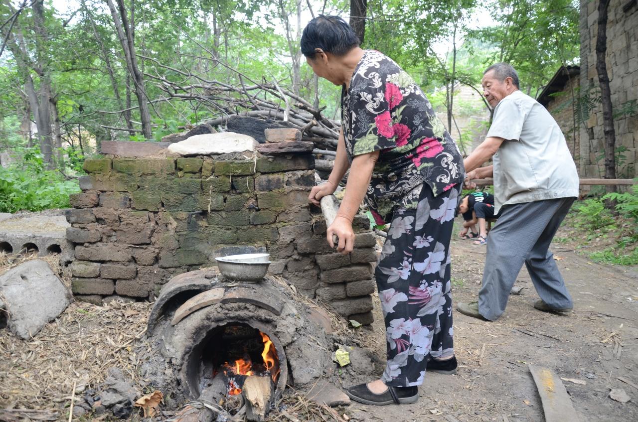 河南農村老人手工做掃帚，一把賣28塊錢，一年能做一千多把