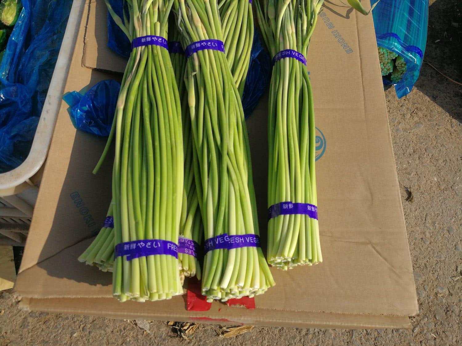 春節(jié)菜價(jià)顯金貴，蒜薹20元1斤，香椿芽42元1斤，比牛肉還貴