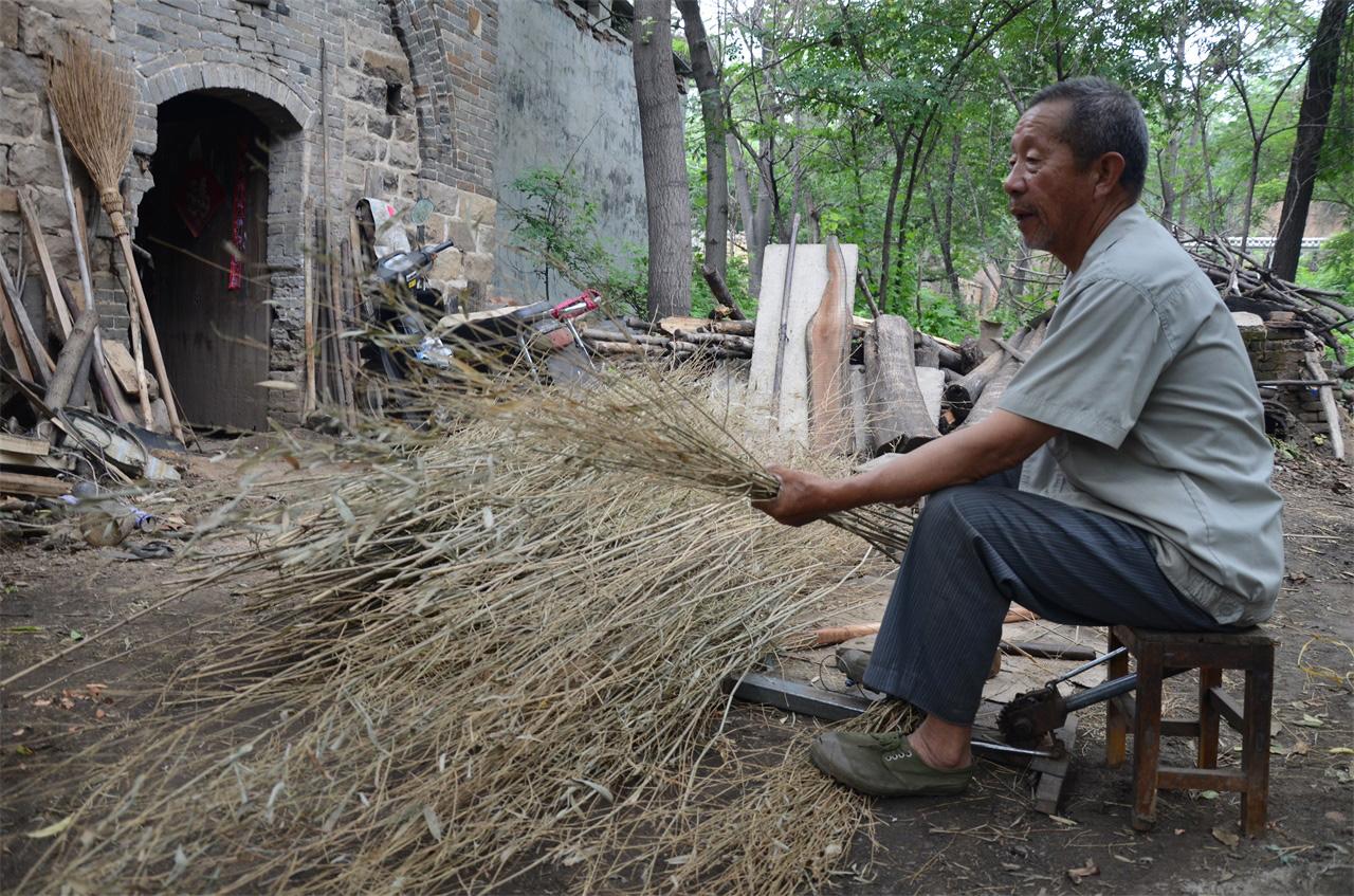 河南農村老人手工做掃帚，一把賣28塊錢，一年能做一千多把