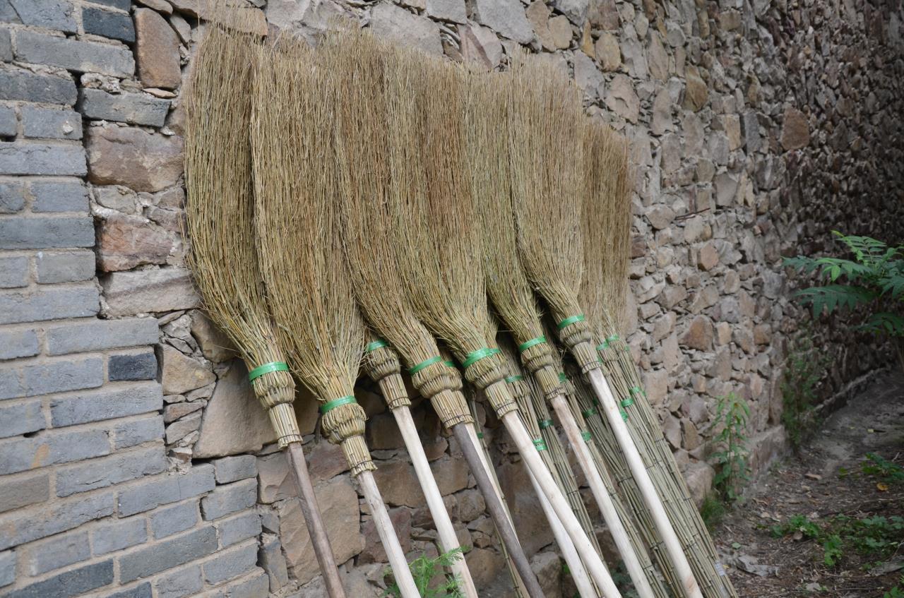 河南農村老人手工做掃帚，一把賣28塊錢，一年能做一千多把