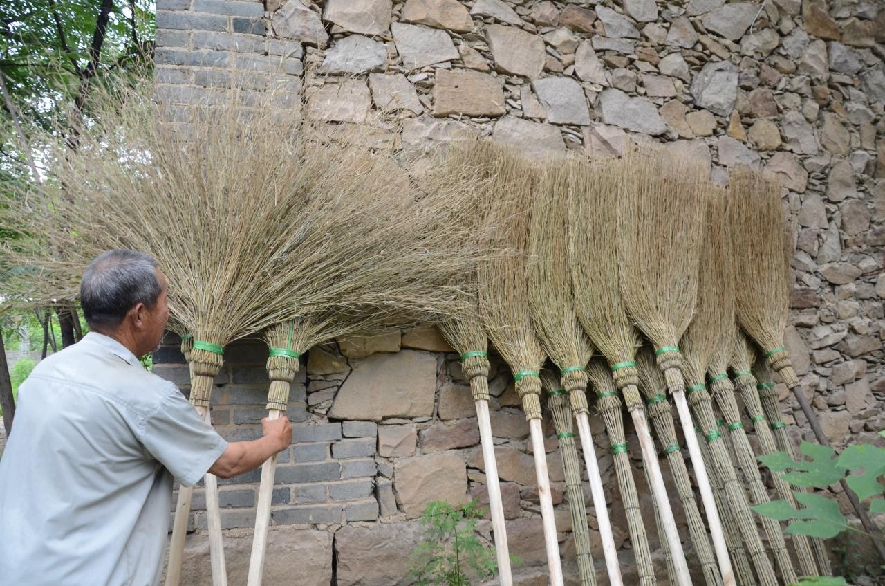 河南農村老人手工做掃帚，一把賣28塊錢，一年能做一千多把