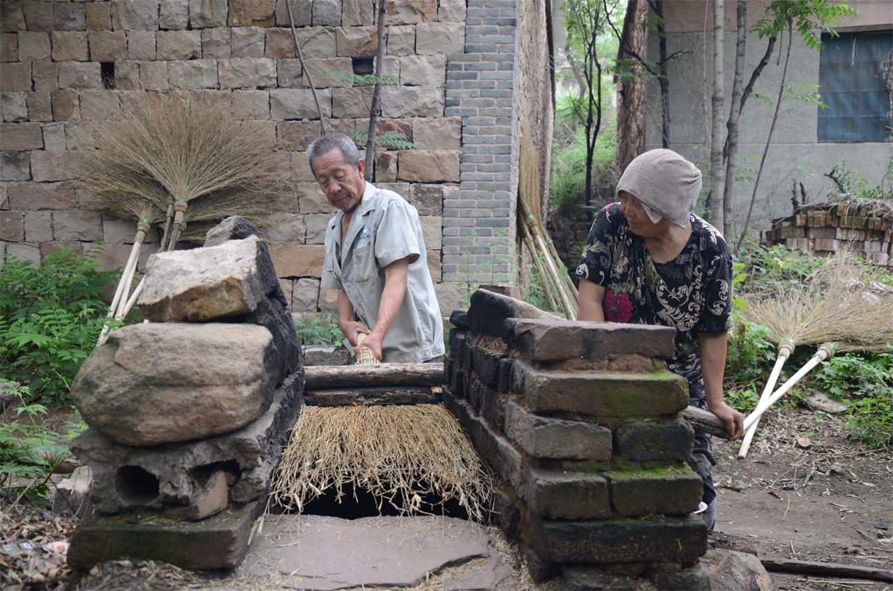河南農村老人手工做掃帚，一把賣28塊錢，一年能做一千多把