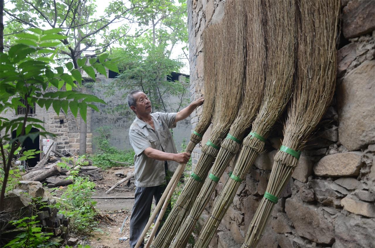 河南農村老人手工做掃帚，一把賣28塊錢，一年能做一千多把