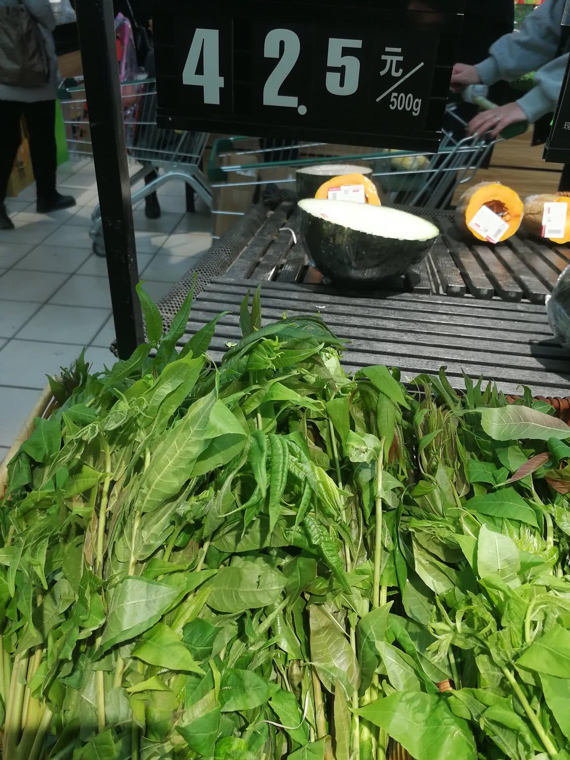 春節(jié)菜價(jià)顯金貴，蒜薹20元1斤，香椿芽42元1斤，比牛肉還貴