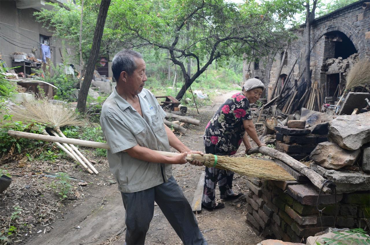 河南農村老人手工做掃帚，一把賣28塊錢，一年能做一千多把