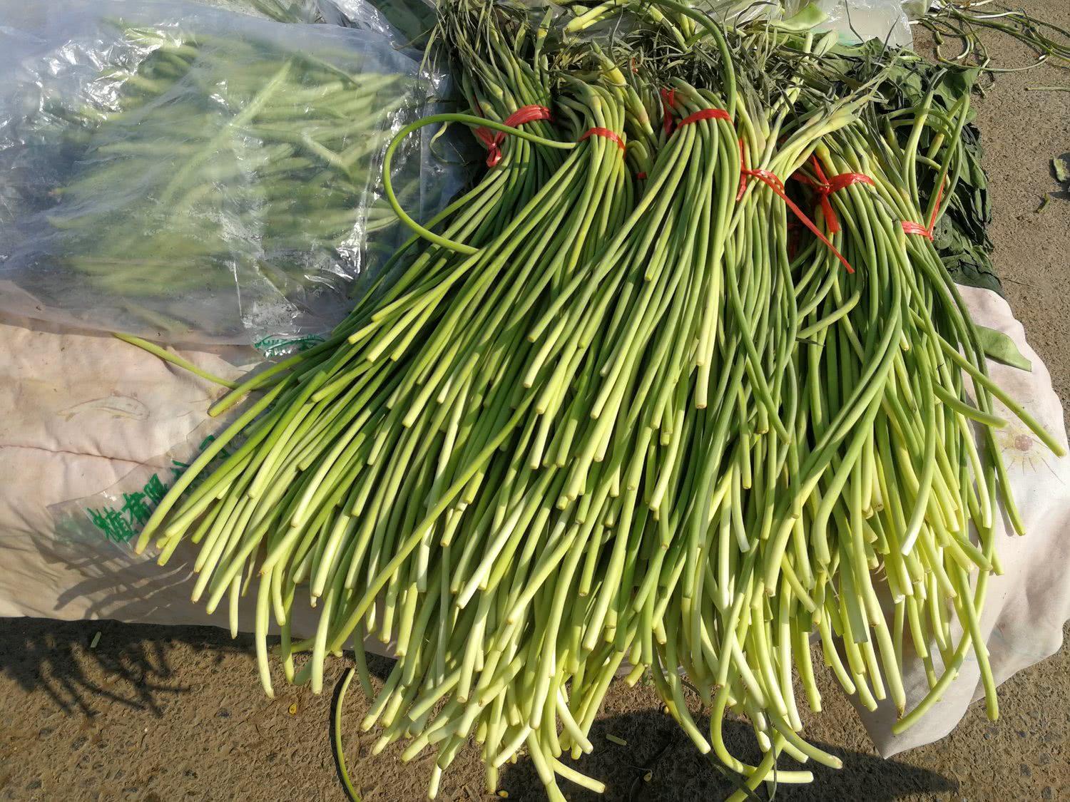 春節(jié)菜價(jià)顯金貴，蒜薹20元1斤，香椿芽42元1斤，比牛肉還貴