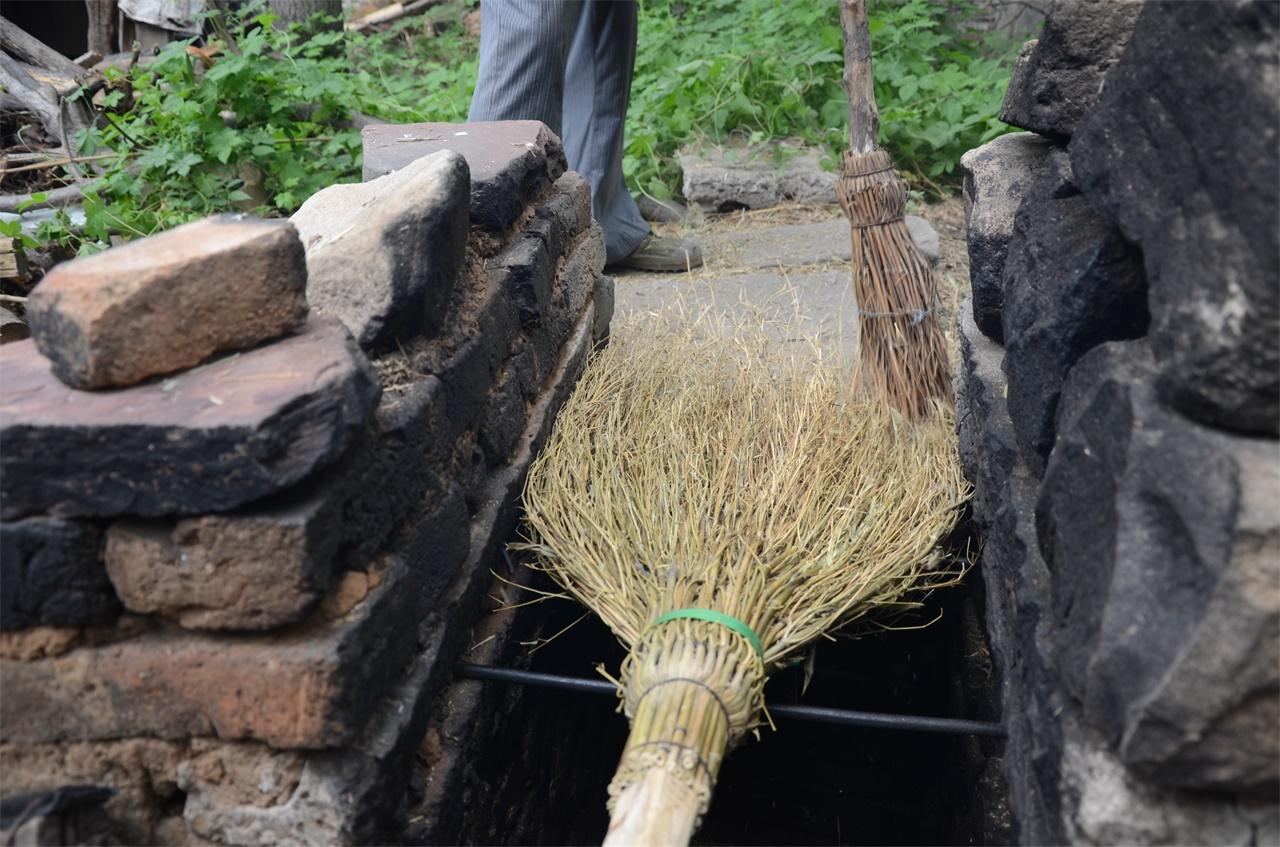 河南農村老人手工做掃帚，一把賣28塊錢，一年能做一千多把