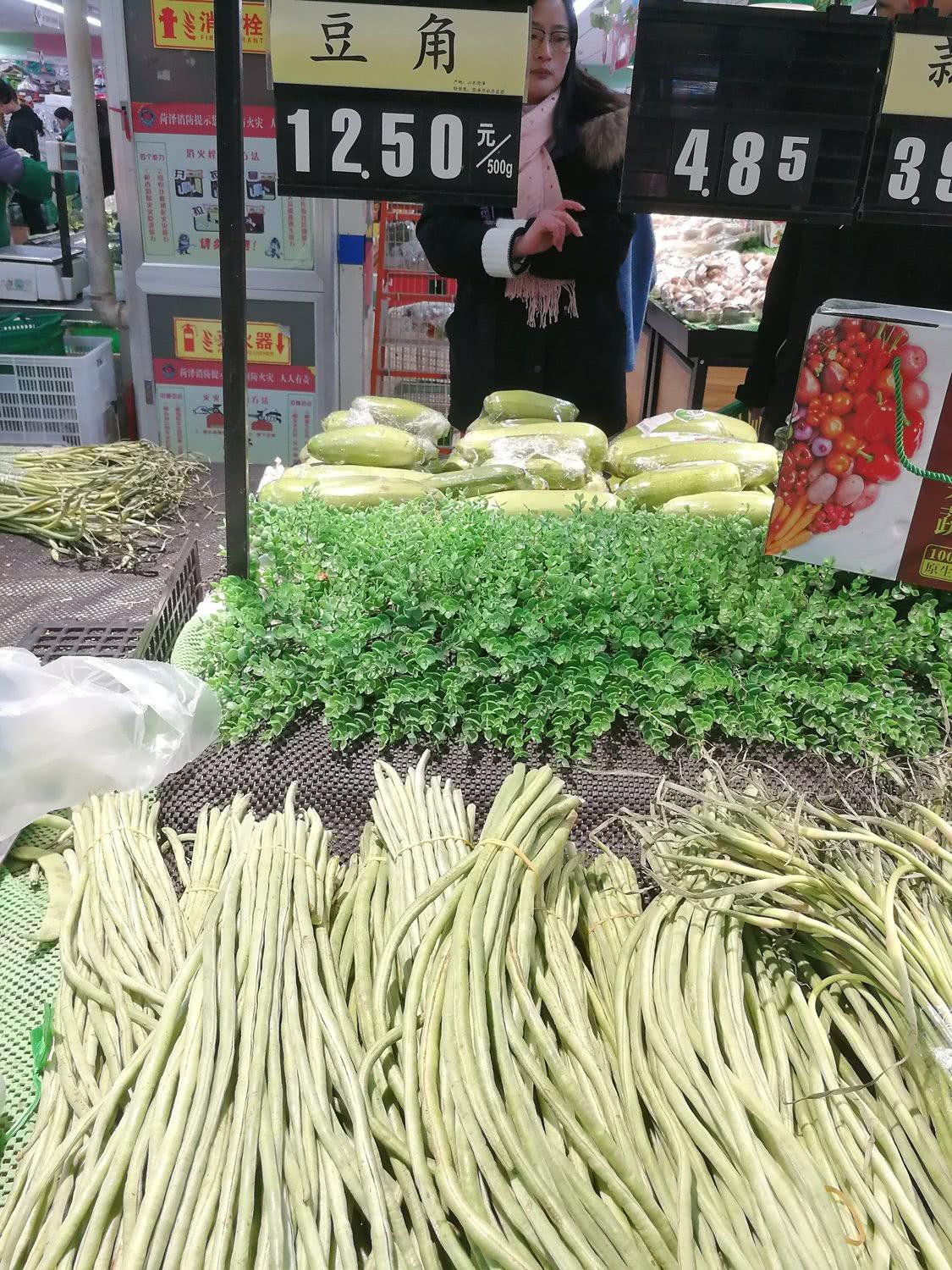 春節(jié)菜價(jià)顯金貴，蒜薹20元1斤，香椿芽42元1斤，比牛肉還貴